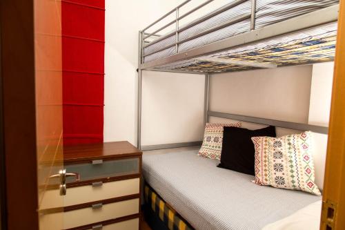 Våningssäng eller våningssängar i ett rum på Barceloneta Ramblas Apartments
