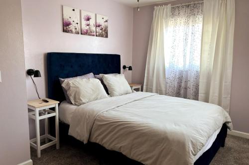 Katil atau katil-katil dalam bilik di Serene 3-Bdrm Lakehouse