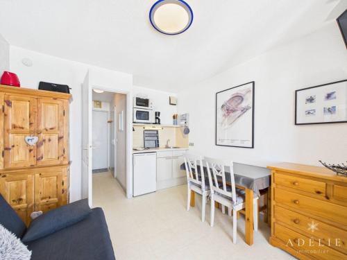 un salon avec une table de salle à manger et une cuisine dans l'établissement Studio idéal, pieds des pistes, parking inclus - FR-1-398-576, à Montvalezan