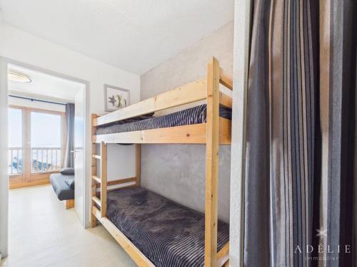 une chambre avec deux lits superposés dans une pièce dans l'établissement Studio idéal, pieds des pistes, parking inclus - FR-1-398-576, à Montvalezan