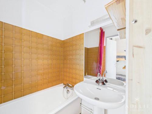 une salle de bain avec un lavabo, une baignoire et des toilettes dans l'établissement Studio idéal, pieds des pistes, parking inclus - FR-1-398-576, à Montvalezan