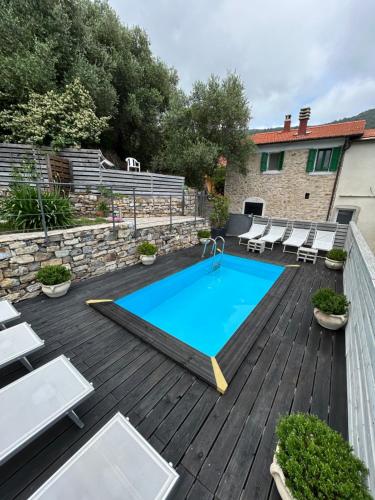 patio con piscina su una terrazza in legno di Country Cottage Relax a Vasia