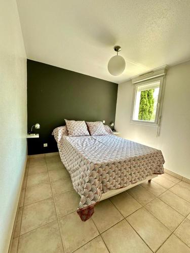 Ce lit se trouve dans une chambre dotée d'un mur vert. dans l'établissement Résidence KALLISTE, à Monticello