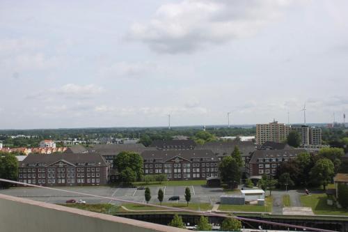 Pemandangan umum bagi Bremerhaven atau pemandangan bandar yang diambil dari apartmen