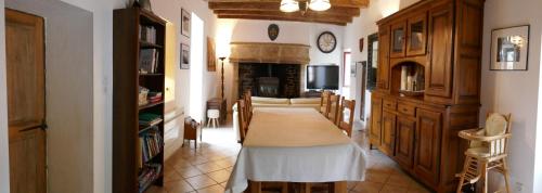 - une cuisine avec une grande table dans une pièce dans l'établissement La Roseraie, authentique maison du Périgord noir, à Plazac