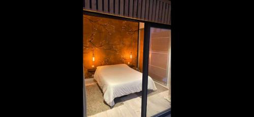 une chambre avec un lit blanc dans une pièce dans l'établissement Maison de laura, à Bordeaux