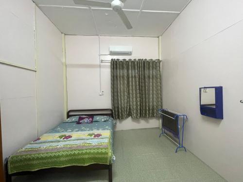 Кровать или кровати в номере FAKIH Homestay
