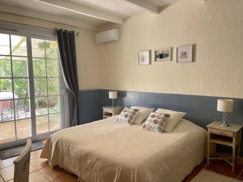 une chambre avec un lit avec deux oreillers dessus dans l'établissement Domaine Au Coeur des Alpilles, à Maussane-les-Alpilles