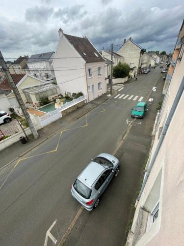 une voiture garée sur un parking dans une rue dans l'établissement Appartement T3 centre ville 5mn du tramway, au Mans
