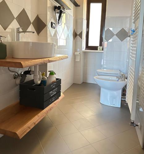 un baño con lavabo e inodoro en Casa di Luisa, en Savigliano