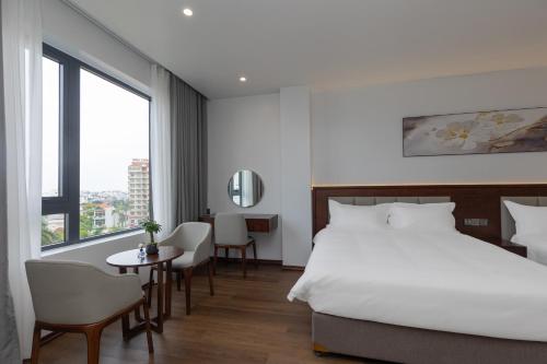 Postel nebo postele na pokoji v ubytování Khách sạn Kim Đồng Hotel