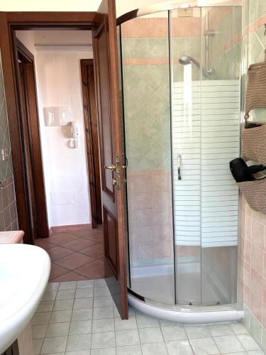 a bathroom with a shower with a glass door at Appartamento Mare e Natura in Castelsardo