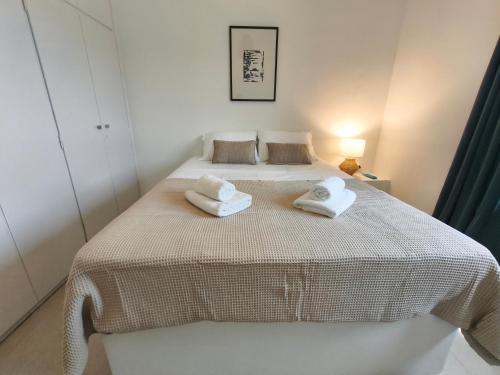 Postel nebo postele na pokoji v ubytování Ektoras House