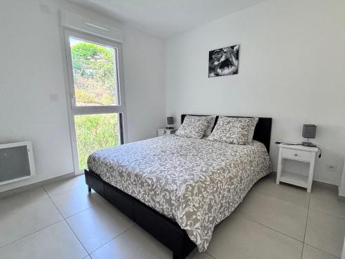 une chambre blanche avec un lit et une fenêtre dans l'établissement T2 à proximité des plages, à Saint-Cyr-sur-Mer