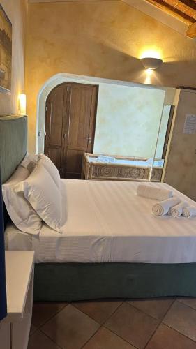 a bedroom with two beds in a room at Elbitat Homes in Bagnaia