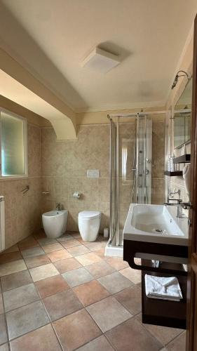 a large bathroom with two tubs and a shower at Elbitat Homes in Bagnaia