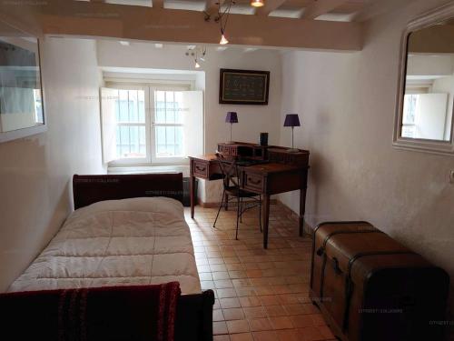 - une chambre avec un lit, un bureau et un piano dans l'établissement 6EGA14 Superbe maison Familiale 6 personnes, à Collioure