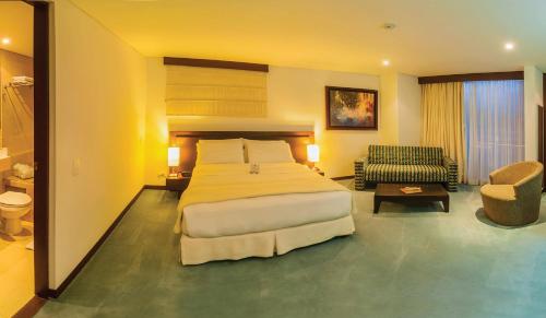 Tempat tidur dalam kamar di Blue Suites Hotel