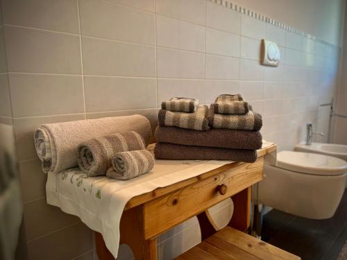 a bathroom with towels on a table with a sink at Casa al Molino - Il Nido in Drena