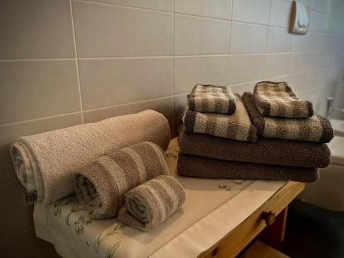 a bunch of towels sitting on a counter in a bathroom at Casa al Molino - Il Nido in Drena