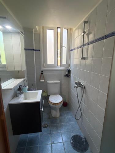 ein Badezimmer mit Toilette und Waschbecken in der Unterkunft Ciel apartment in Rhodos (Stadt)