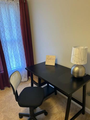 Galeriebild der Unterkunft Modern Two BR Townhome, Workspace, Free Parking and Wi-Fi in Raleigh