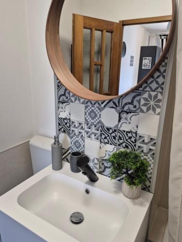 un baño con lavabo y espejo en Dream Studio Petrosani, en Petroşani