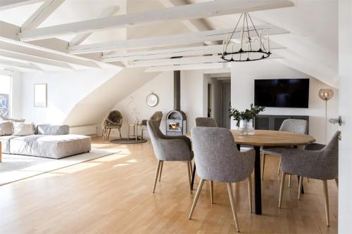 TV a/nebo společenská místnost v ubytování Beautiful flat with sea view & roof terrace