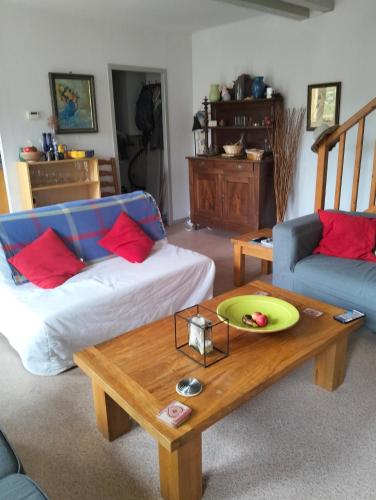 un salon avec un canapé et une table basse dans l'établissement Lebachbdeb, à Bagnères-de-Bigorre