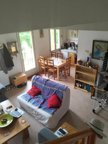 un salon avec un canapé et une table dans l'établissement Lebachbdeb, à Bagnères-de-Bigorre