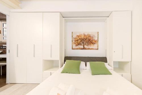 Postel nebo postele na pokoji v ubytování ApartmentsArena - Zini Studios