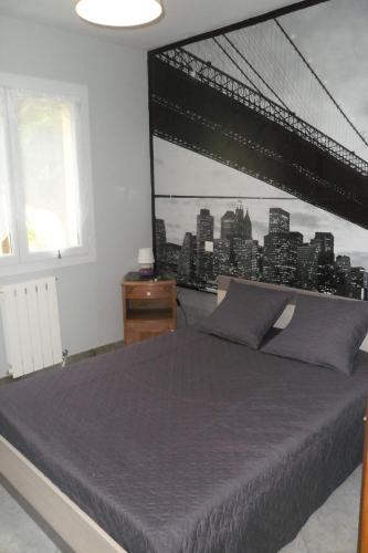 - une chambre avec un lit et une vue sur la ville dans l'établissement Gîte 8 Personnes Piscine Privée Aude Occitanie Sud Corbières, à Fabrezan