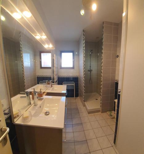 La salle de bains est pourvue de 3 lavabos et d'une douche. dans l'établissement Gîte 8 Personnes Piscine Privée Aude Occitanie Sud Corbières, à Fabrezan