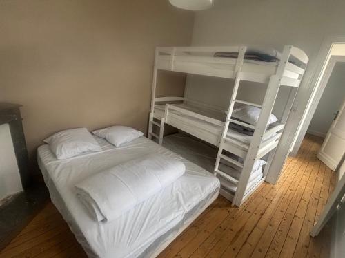 une chambre avec un lit superposé et une échelle dans l'établissement Maison Royan, à Royan