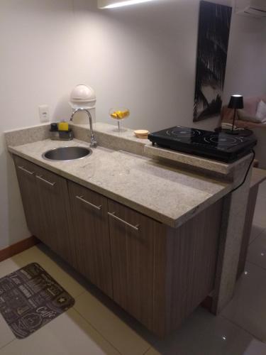 un comptoir de cuisine avec un évier et une cuisinière dans l'établissement Samba Rio - Farmasi Arena - Rio Centro - Parque Olímpico - Barra - 1514, à Rio de Janeiro