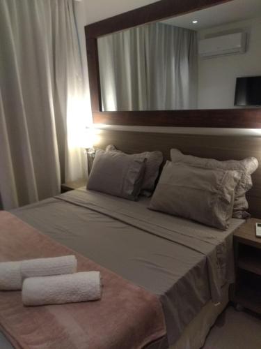 une chambre avec un grand lit avec un grand miroir dans l'établissement Samba Rio - Farmasi Arena - Rio Centro - Parque Olímpico - Barra - 1514, à Rio de Janeiro