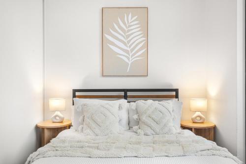 Una cama o camas en una habitación de Skyline CBD Retreat - Pool & Stunning Views