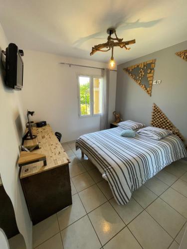 une chambre avec un lit et un bureau dans l'établissement Maison de vacances, au Thor