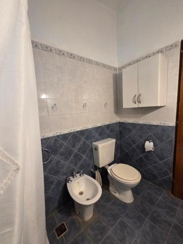 圣罗莎Las Golondrinas的带马桶和水槽的浴室