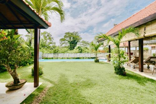 een afbeelding van de achtertuin van een huis bij Tropical Villa Asmara - 400sqm Garden Oasis with large Pool and Scenic Views in Uluwatu