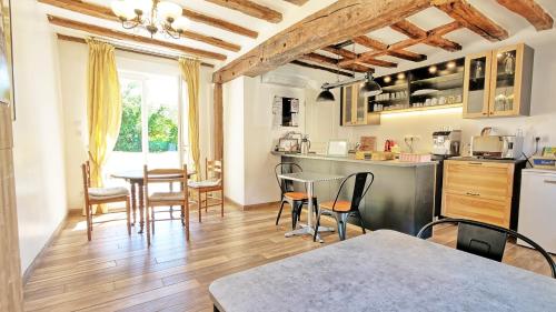 une cuisine et une salle à manger avec une table et des chaises dans l'établissement Relais Solognot, à Sennely