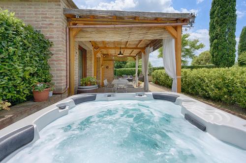 a hot tub in the backyard of a house at La Capanna di Elfo luxury villa View in Siena
