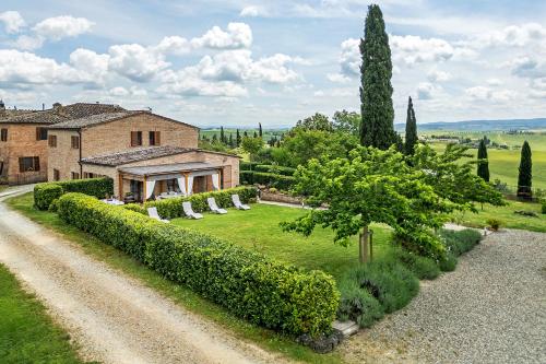 an estate with a garden and a building at La Capanna di Elfo luxury villa View in Siena