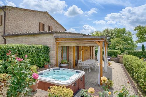 a garden with a hot tub in the yard at La Capanna di Elfo luxury villa View in Siena