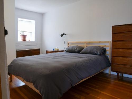 Ένα ή περισσότερα κρεβάτια σε δωμάτιο στο Appartment overlooking the St-Lawrence river in old Sillery