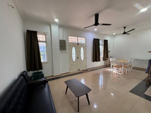 Posezení v ubytování Green Dream Homestay 4&5 USM-HPUSM With Wi-Fi & Netflix 7 Aircond Rooms