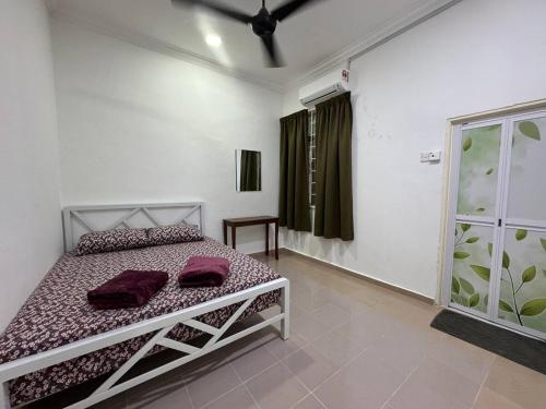 Postel nebo postele na pokoji v ubytování Green Dream Homestay 4&5 USM-HPUSM With Wi-Fi & Netflix 7 Aircond Rooms