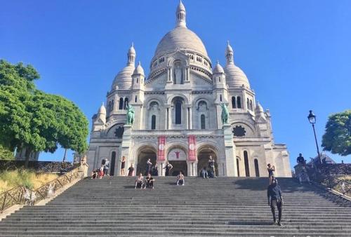 Un grand bâtiment avec des escaliers se trouve juste devant. dans l'établissement Studio Montmatre!, à Paris