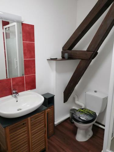 une salle de bain avec un lavabo et des toilettes dans l'établissement L'église, à Sainte-Marie-au-Bosc