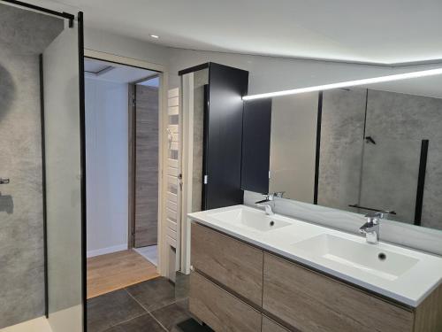 une salle de bain avec un lavabo blanc et un miroir dans l'établissement Le Petit Pre, à Le Fenouiller